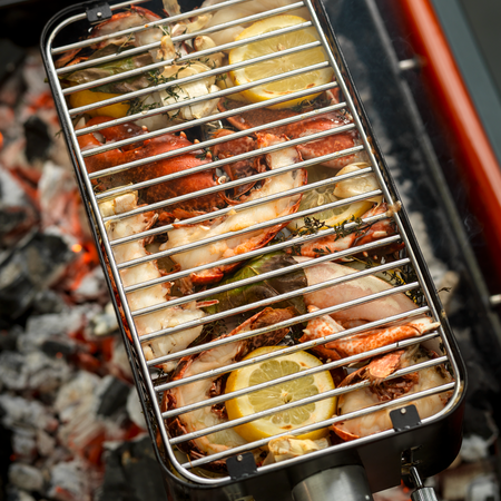 Grillrost mit Gemüse auf dem Grill