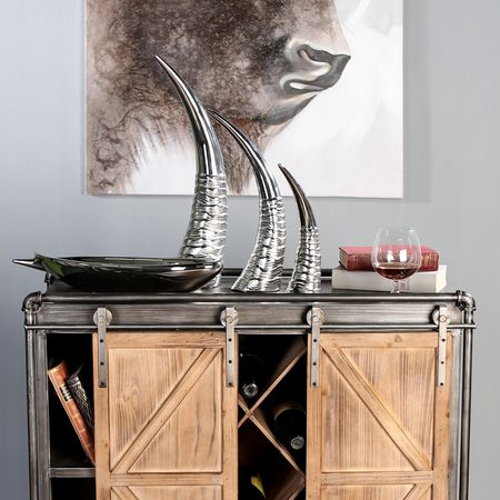 Sicht auf ein Leinwandbild von einem Büffel mit einem Tisch davor im Industrialdesign